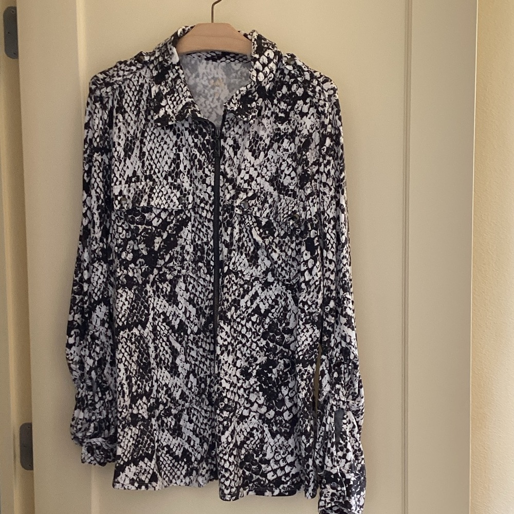 Kim Gravel top with full zipper and 2 breast pockets